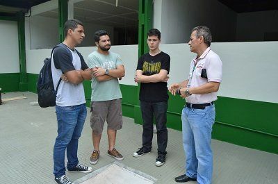 Prefeito do Campus Universitário, professor Atlas Bacellar, com alunos de Engenharia Civil